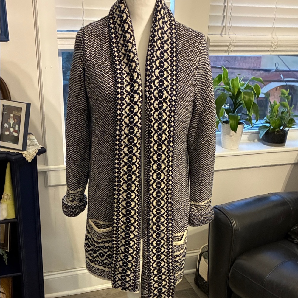 Women's Navy Blue and White Patterned Sweater